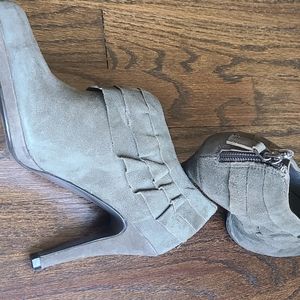 Tahari "Nick" gray booties. Size 6